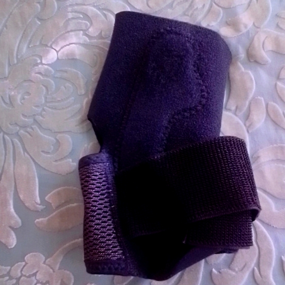 Mueller Adjustable Ankle Stabilizer in one size, fits left or right ankl… - Picture 4 of 6